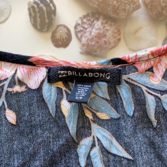 Billabong Sz S Blouse. Super cute! 🌸 - Picture 2 of 3